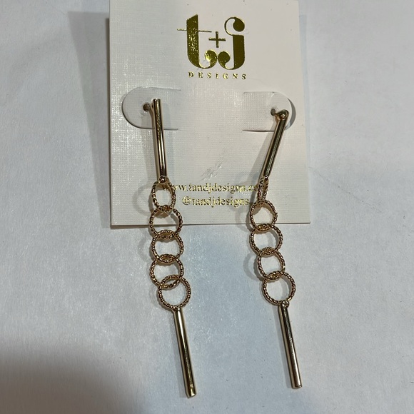 T&J Designs dangling small interlacing loops and post earrings, 18k gold plated - Picture 2 of 5